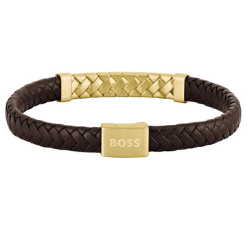 Ανδρικό δερμάτινο βραχιόλι Boss 1580675M σε καφέ χρώμα με πλεκτό σχέδιο και κούμπωμα σε χρυσό χρώμα.